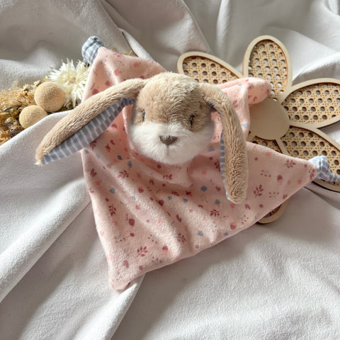 Coffret cadeau « Lapin » comprenant un doudou et une serviette personnalisés par Sterntaler