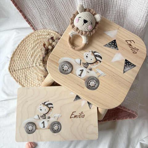 Erinnerungskiste, Kinderhocker & Babyrassel Löwe Rennfahrer Set