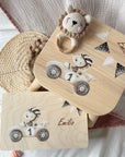 Erinnerungskiste, Kinderhocker & Babyrassel Löwe Rennfahrer Set