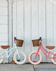 Personalisiertes Laufrad „Banwood First GO!“ mit Korb blau oder rosa