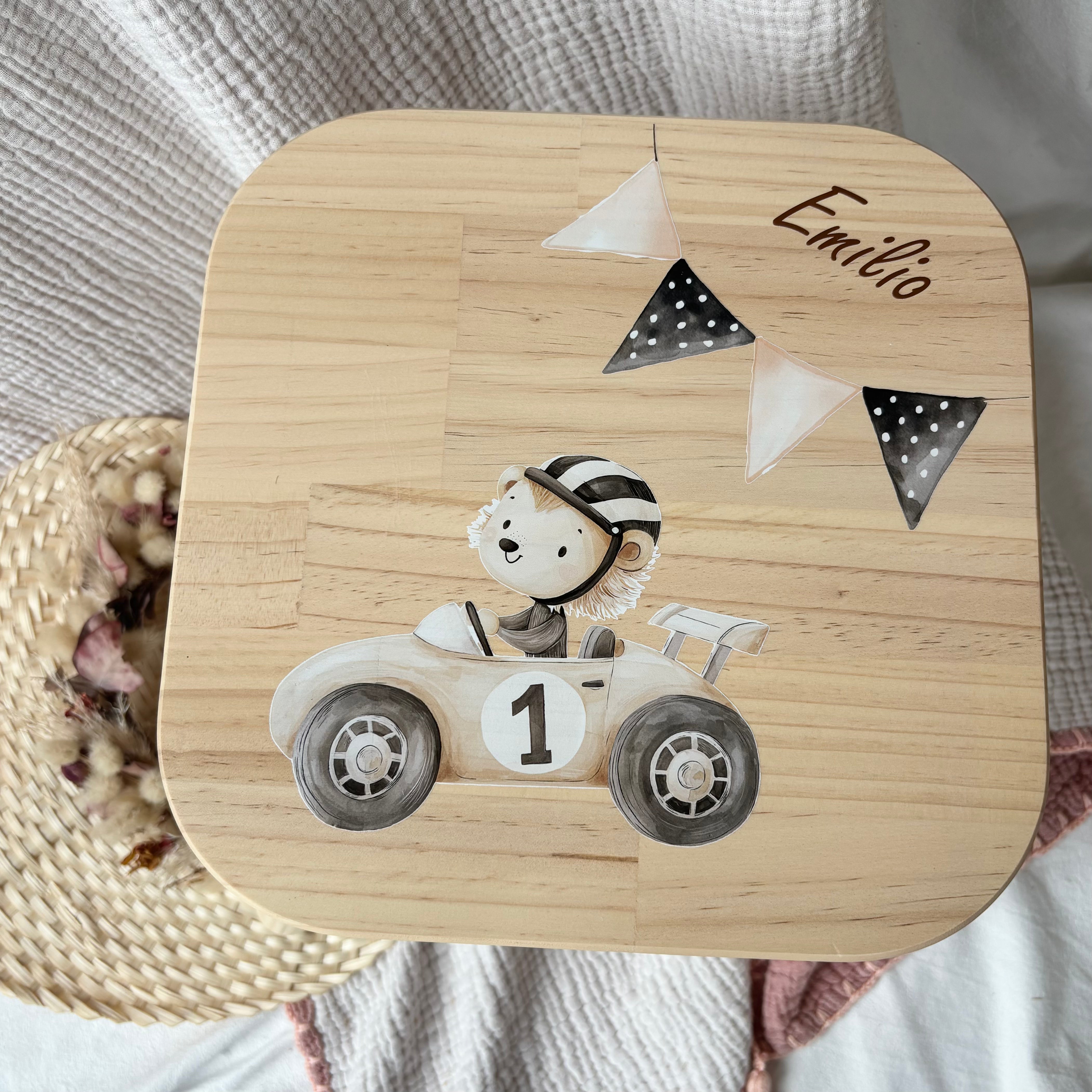 Erinnerungskiste, Kinderhocker &amp; Babyrassel Löwe Rennfahrer Set