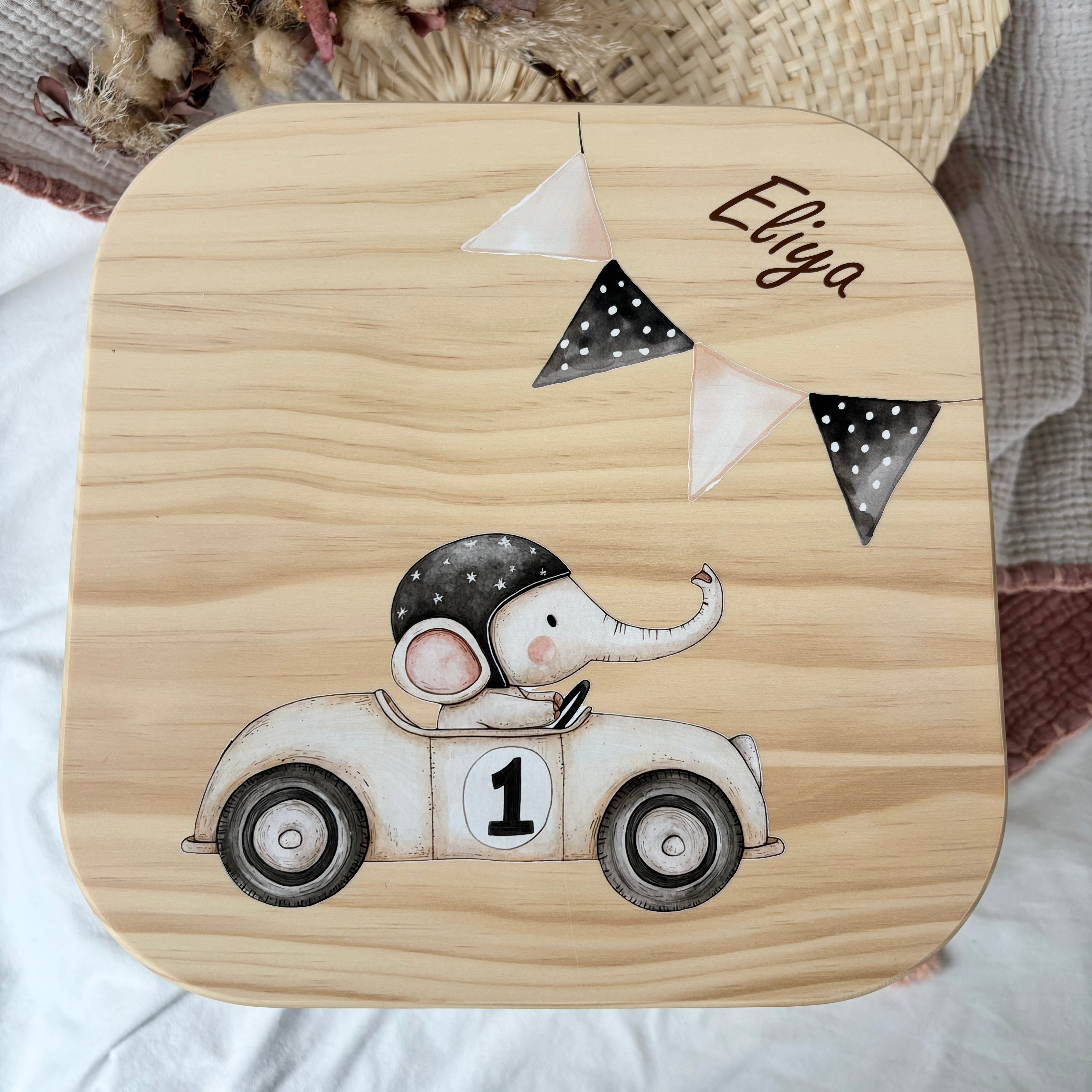 Erinnerungskiste, Kinderhocker &amp; Babyrassel Elefanten Rennfahrer Set