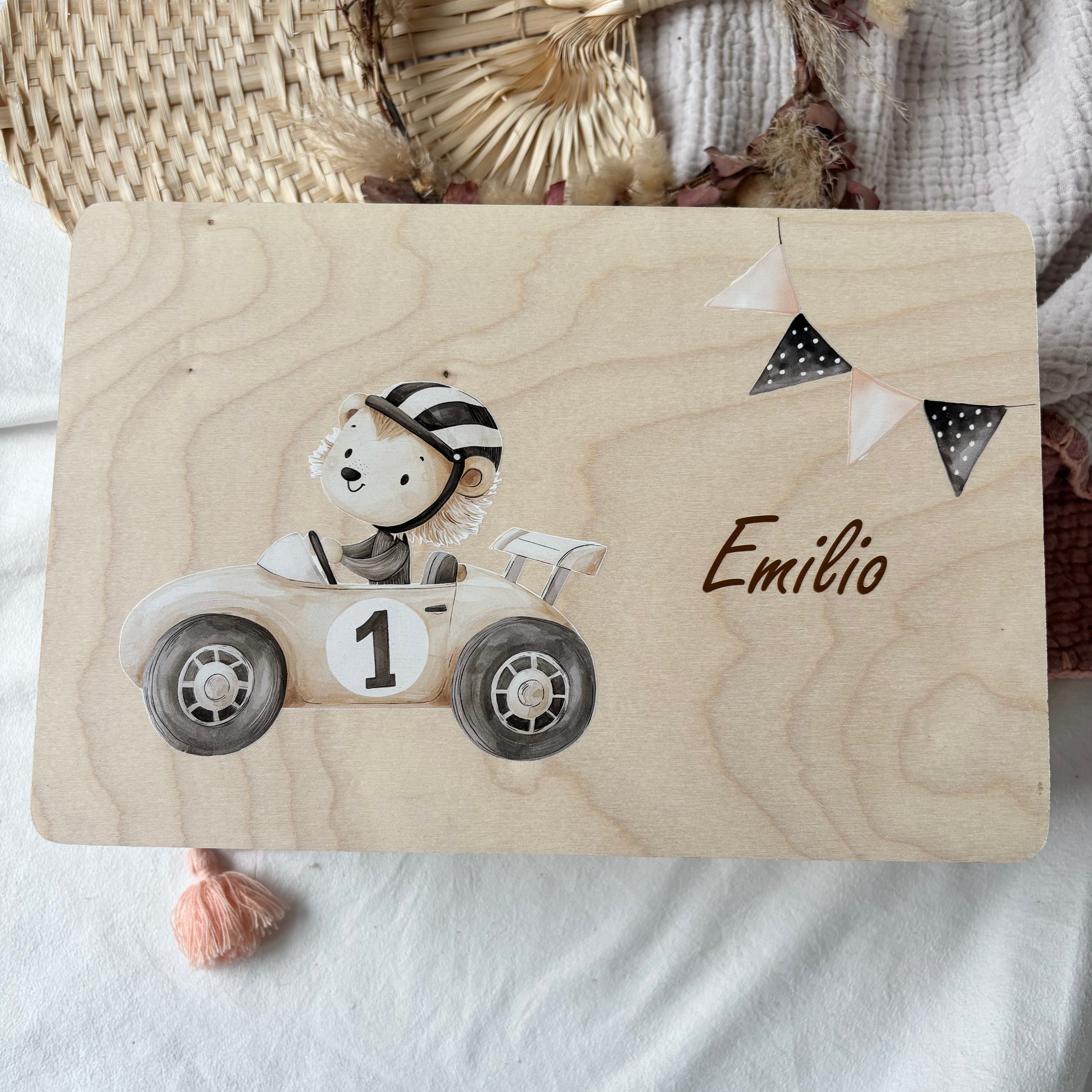 Erinnerungskiste, Kinderhocker &amp; Babyrassel Löwe Rennfahrer Set