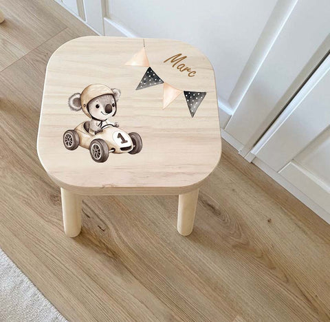 Tabouret coloré pour enfant, personnalisé avec un pilote de course