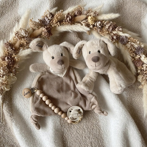 Set regalo per cani "Lucky": salvietta personalizzata, portaciuccio e peluche con sonaglio di Sterntaler