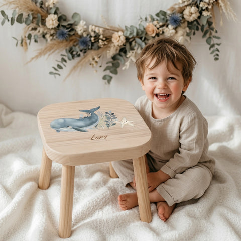 Farbiger Kinderhocker personalisiert Wal