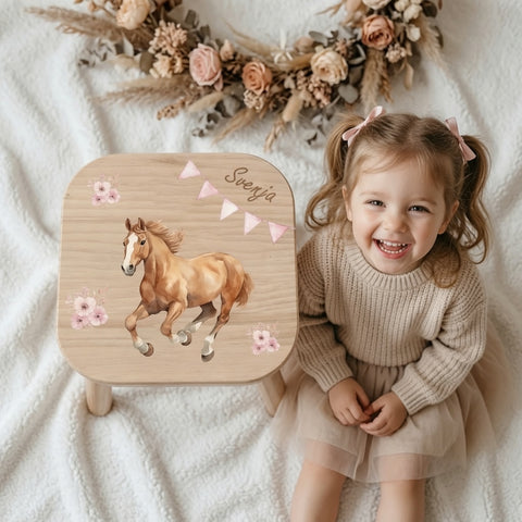 Farbiger Kinderhocker personalisiert Pferd