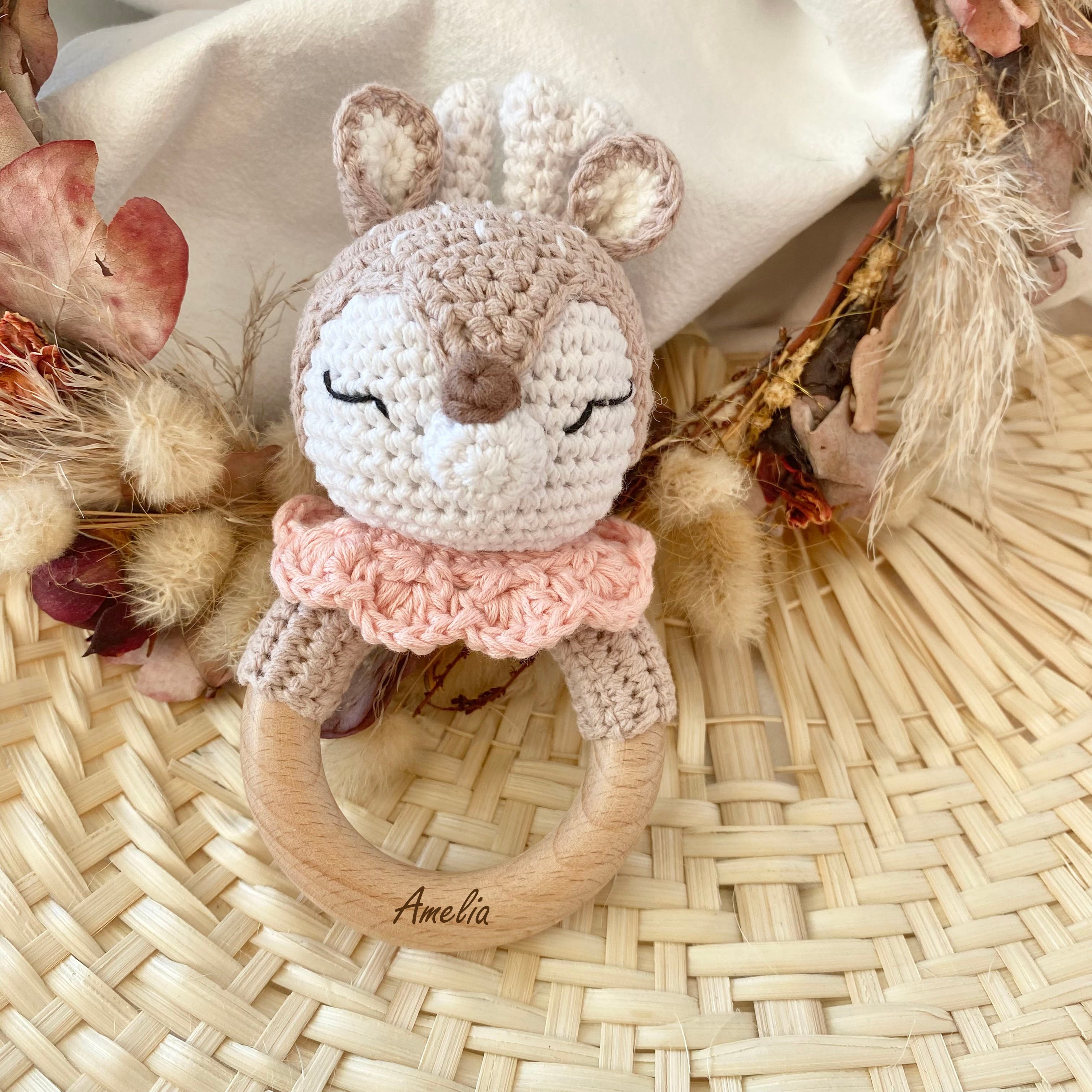 Geschenkeset Romi Reh klein, Babyschuhe, Babyrassel, Greifring und Nuggikette