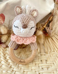 Geschenkeset Romi Reh klein, Babyschuhe, Babyrassel, Greifring und Nuggikette