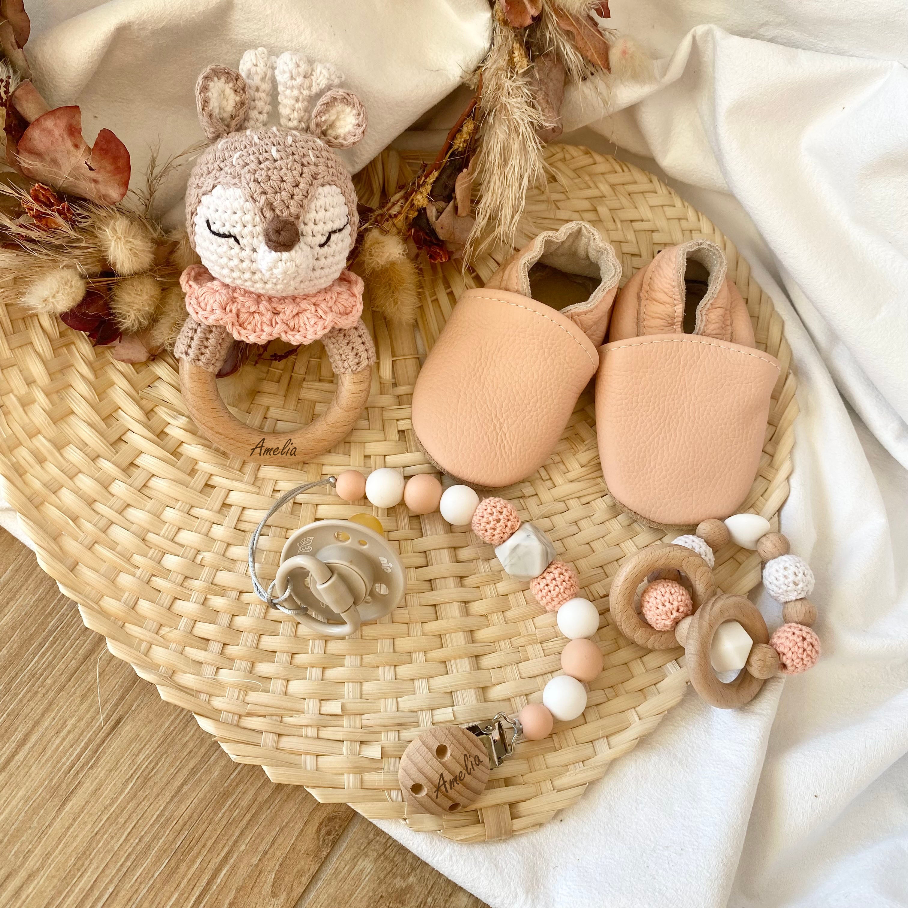 Geschenkeset Romi Reh klein, Babyschuhe, Babyrassel, Greifring und Nuggikette