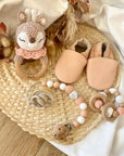 Geschenkeset Romi Reh klein, Babyschuhe, Babyrassel, Greifring und Nuggikette