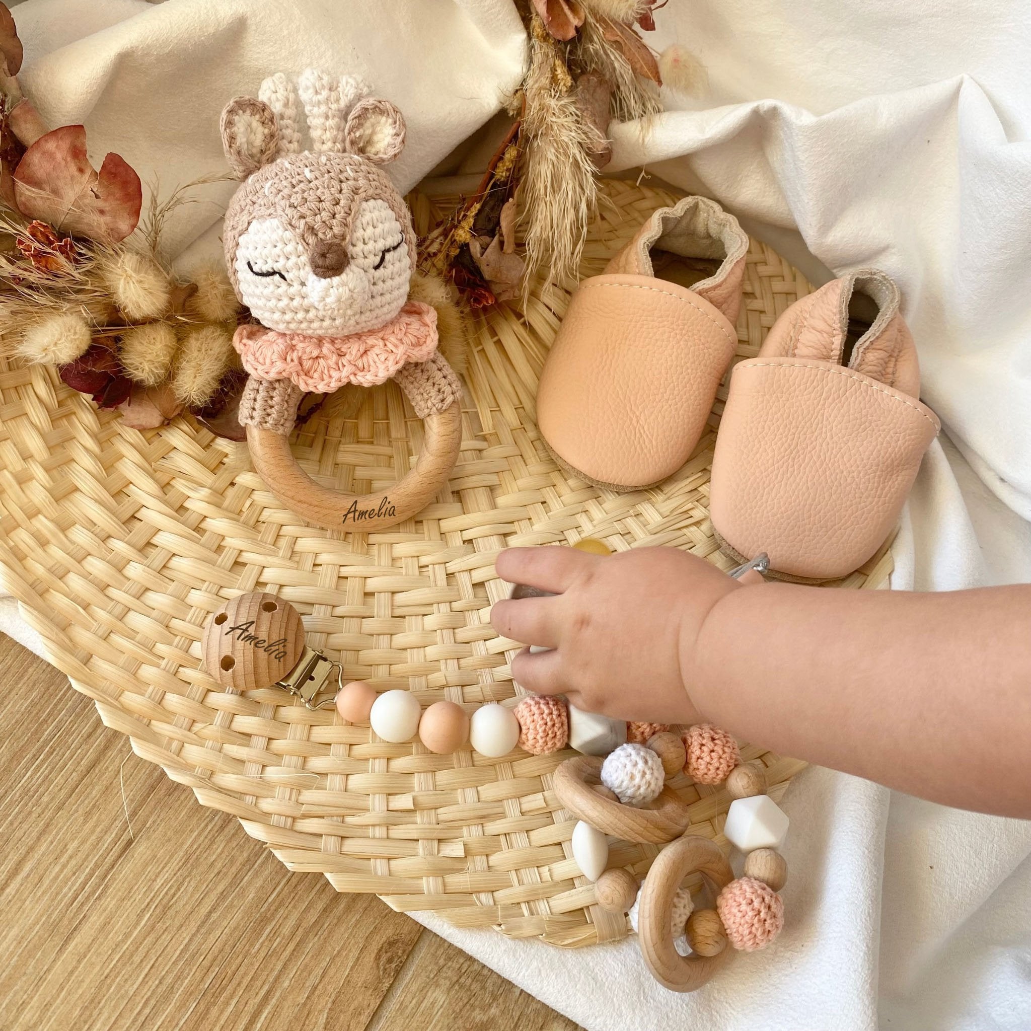 Geschenkeset Romi Reh klein, Babyschuhe, Babyrassel, Greifring und Nuggikette