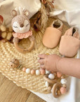 Geschenkeset Romi Reh klein, Babyschuhe, Babyrassel, Greifring und Nuggikette