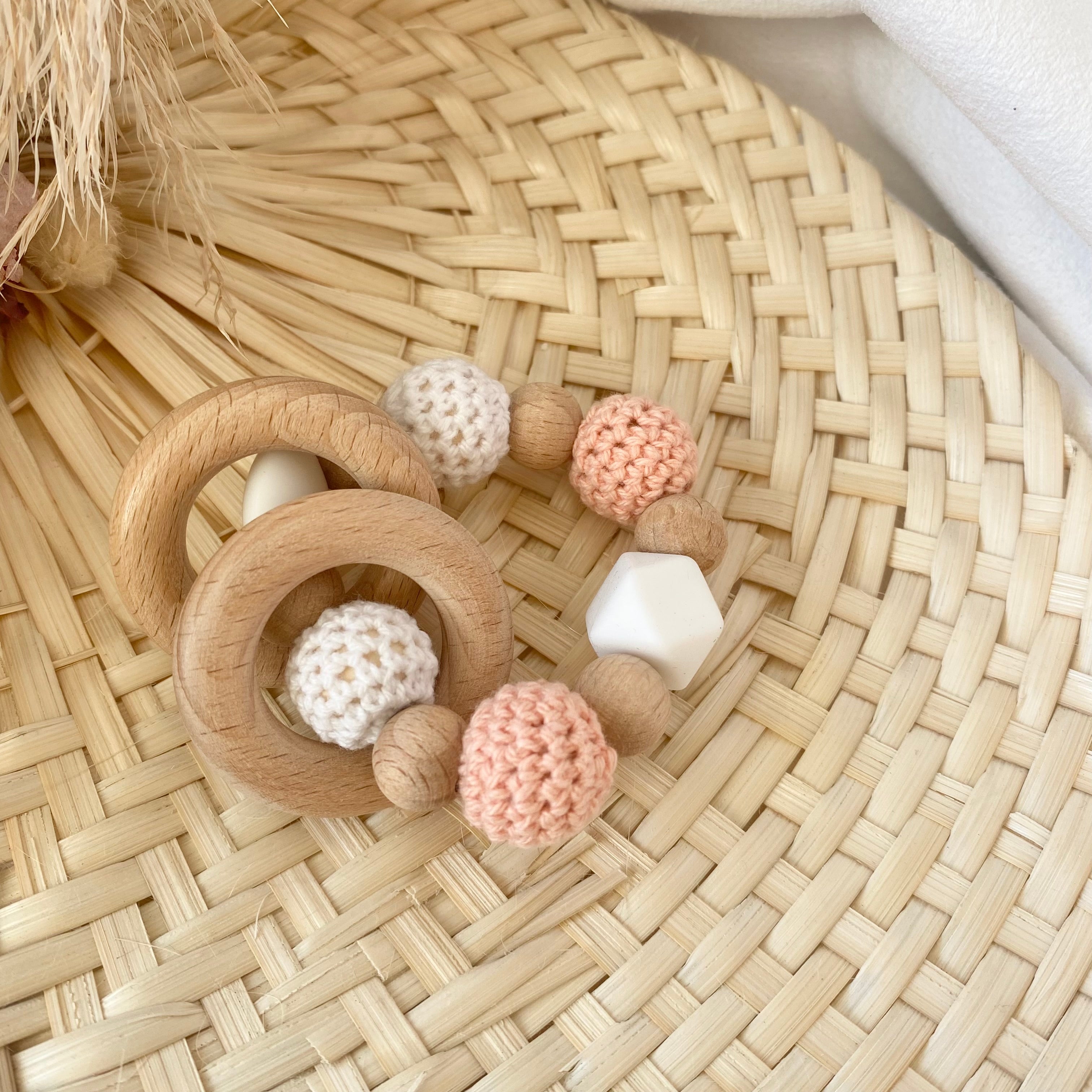 Geschenkeset Romi Reh klein, Babyschuhe, Babyrassel, Greifring und Nuggikette
