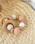 Geschenkeset Romi Reh klein, Babyschuhe, Babyrassel, Greifring und Nuggikette