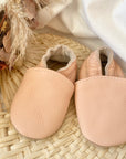 Geschenkeset Romi Reh klein, Babyschuhe, Babyrassel, Greifring und Nuggikette
