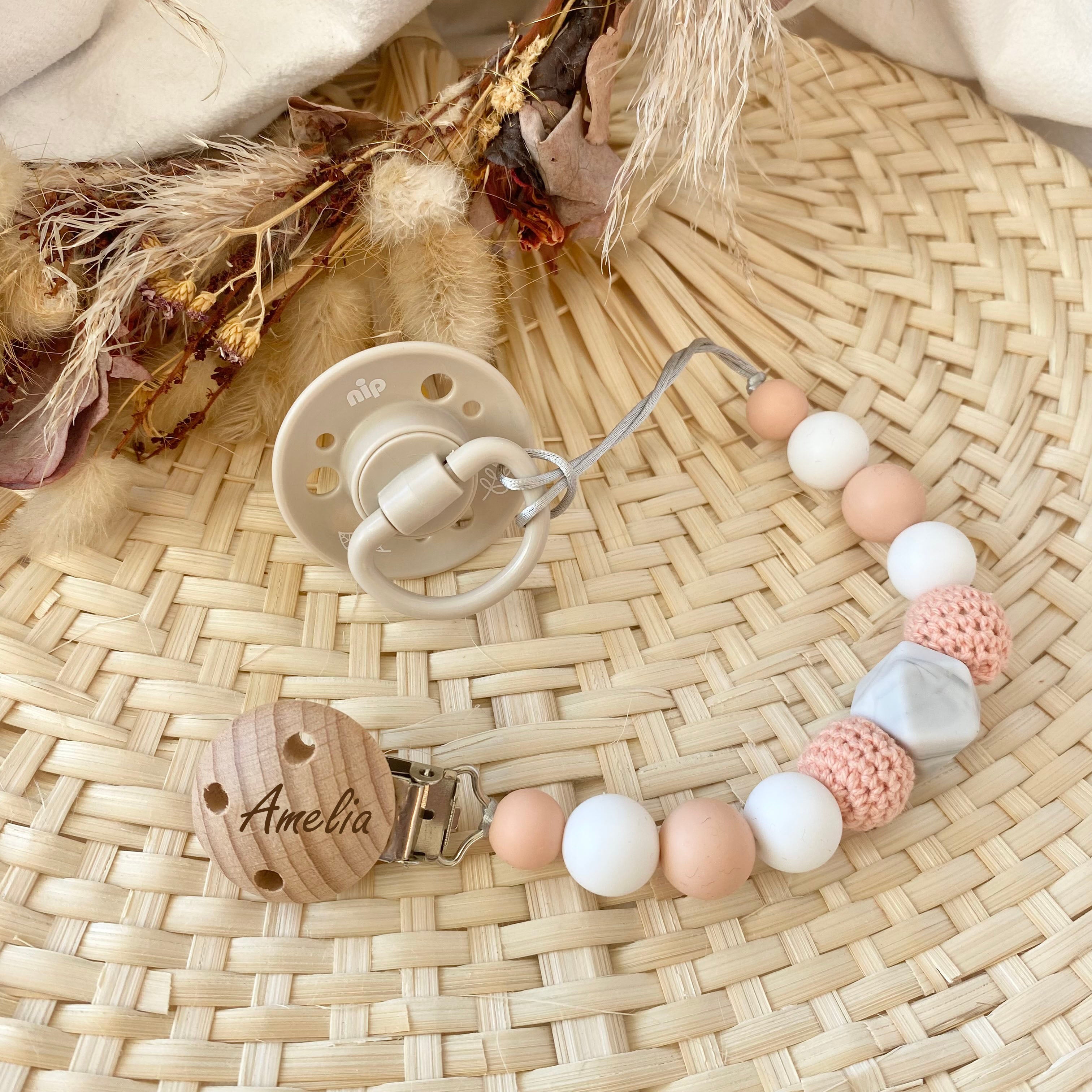 Geschenkeset Romi Reh klein, Babyschuhe, Babyrassel, Greifring und Nuggikette