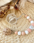 Geschenkeset Romi Reh klein, Babyschuhe, Babyrassel, Greifring und Nuggikette