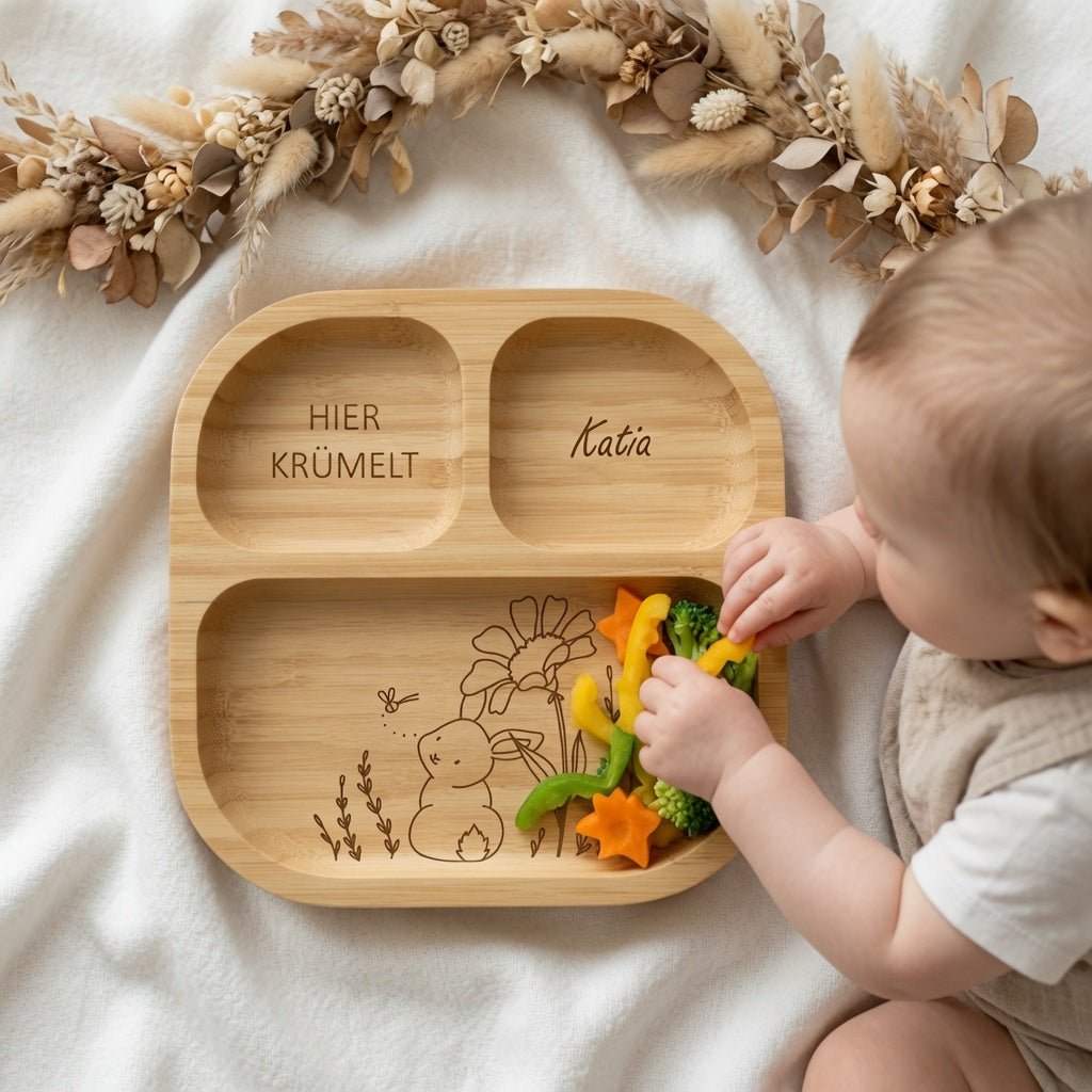 Bambus Kinderteller personalisiert Hase mit Blume