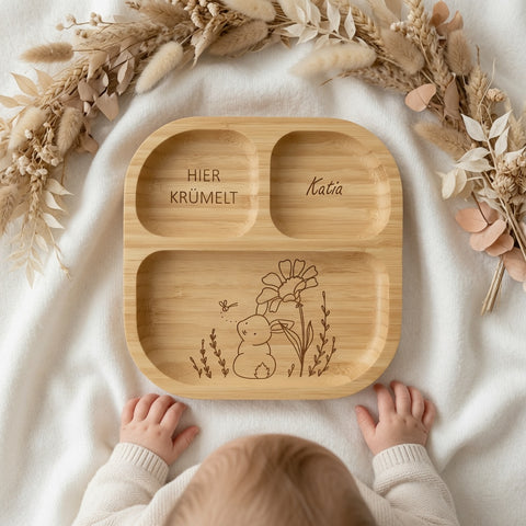 Bambus Kinderteller personalisiert Hase mit Blume