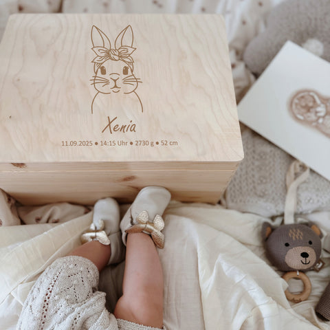 Erinnerungskiste personalisiert Hase mit Schleife