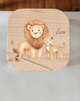 Farbiger Kinderhocker personalisiert Löwe