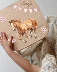 Farbiger Kinderhocker personalisiert Pferd