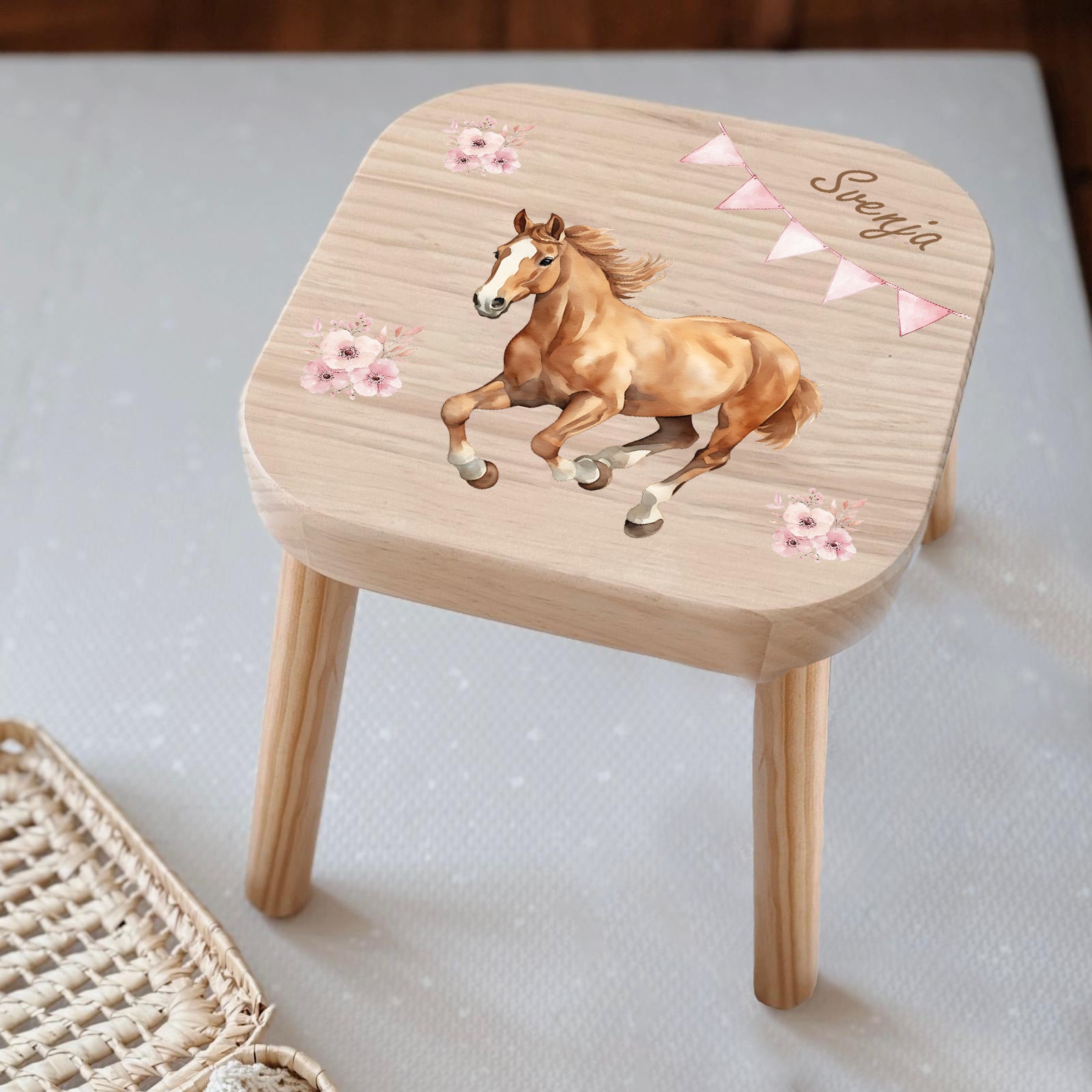 Farbiger Kinderhocker personalisiert Pferd