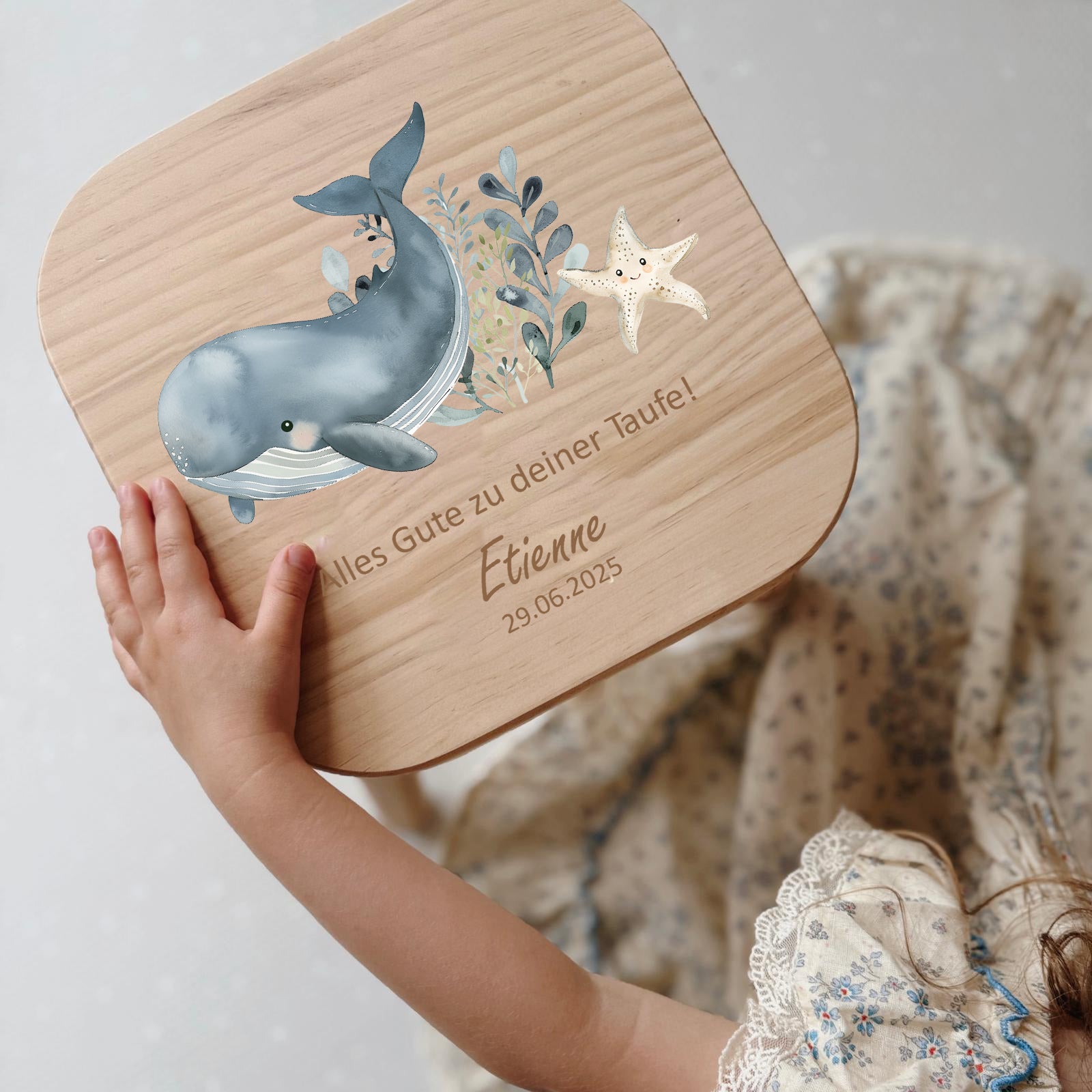 Farbiger Kinderhocker personalisiert Wal zur Taufe