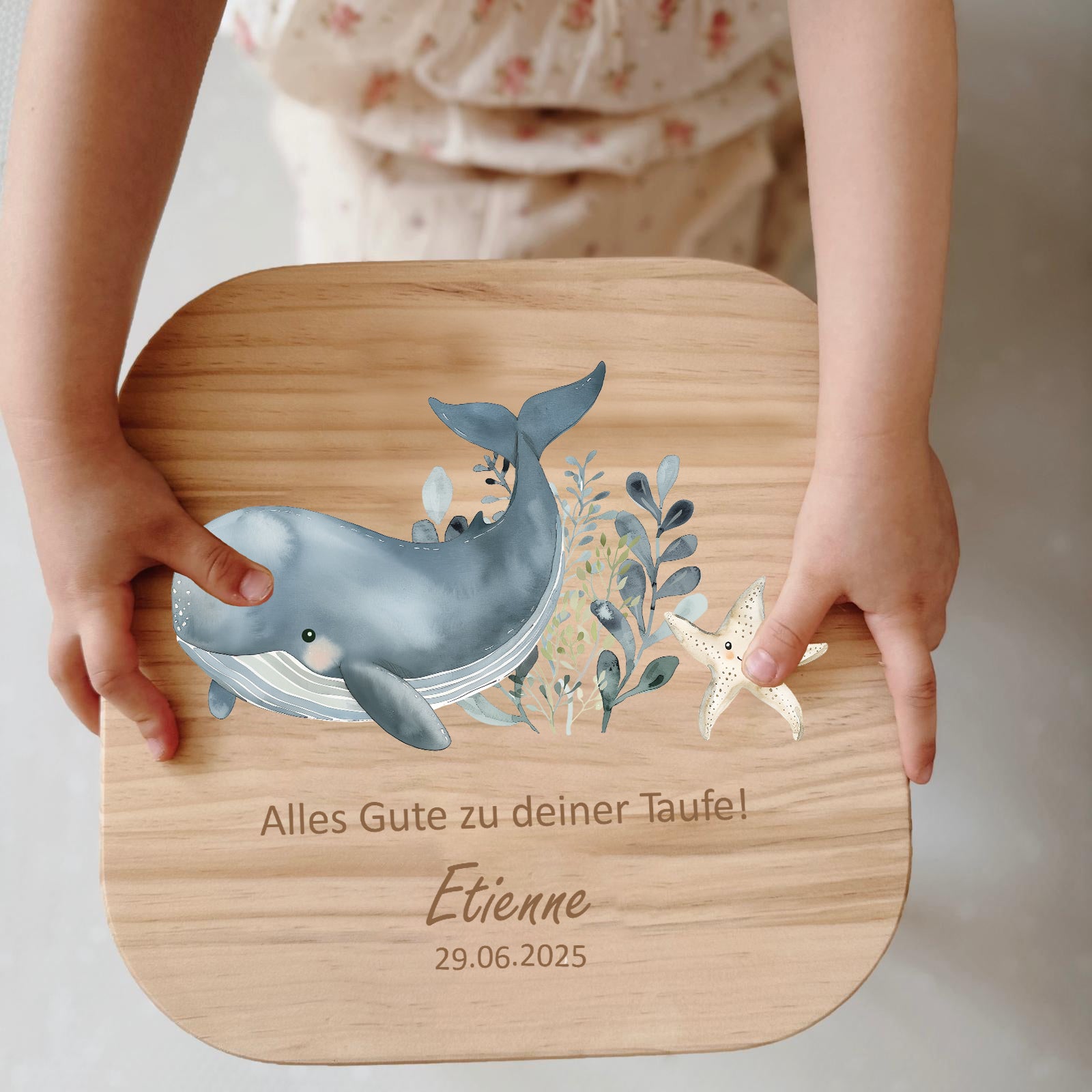 Farbiger Kinderhocker personalisiert Wal zur Taufe