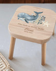 Farbiger Kinderhocker personalisiert Wal zur Taufe