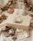 Geschenkset Otter personalisiert - Erinnerungskiste, Babyrassel und 2er-Set-Dreieckstücher