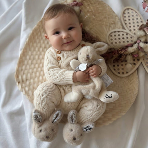 Coffret cadeau personnalisé comprenant un doudou et des chaussons pour bébé « Lapin »
