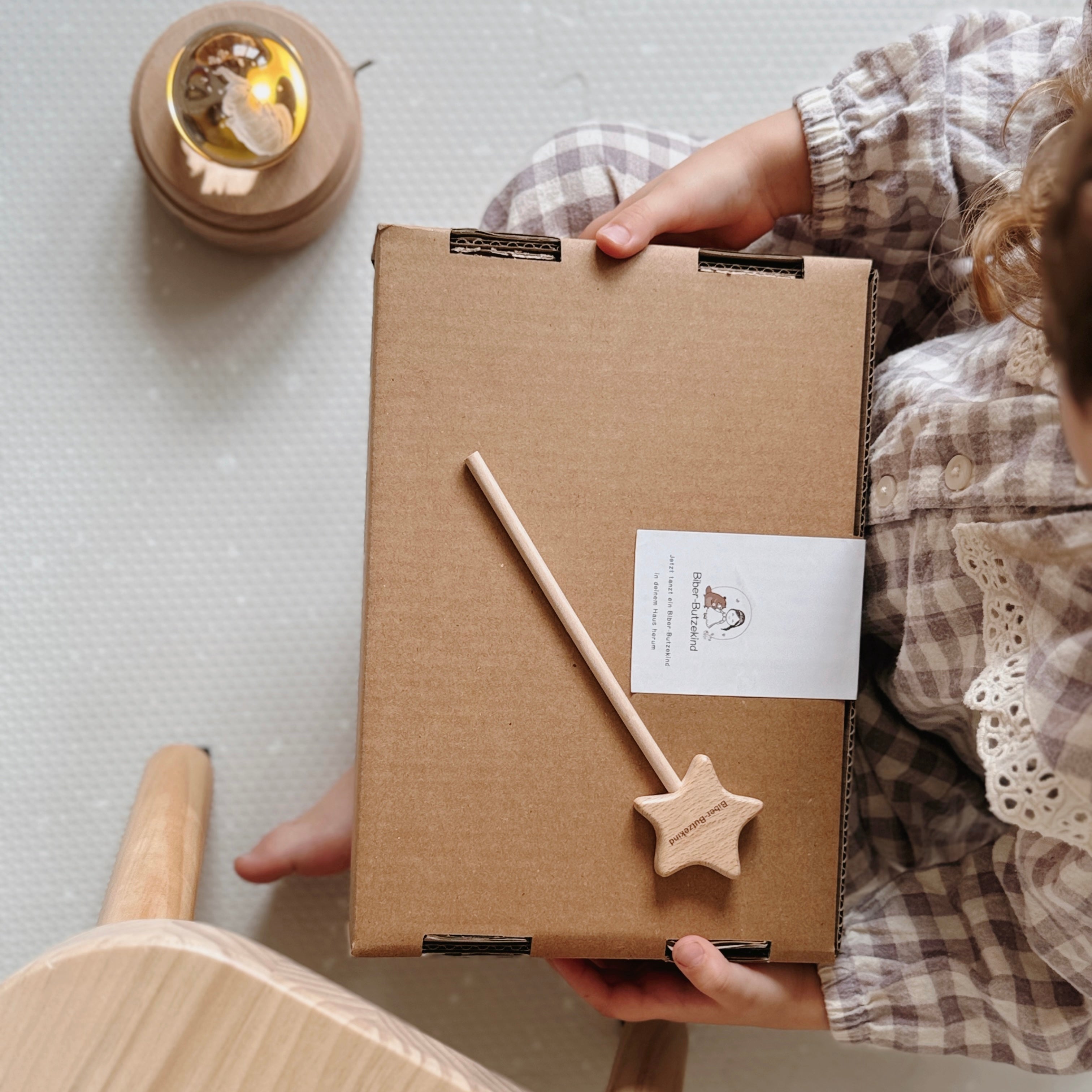 Geschenkeset Romi Reh klein, Babyschuhe, Babyrassel, Greifring und Nuggikette