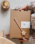 Geschenkeset Romi Reh klein, Babyschuhe, Babyrassel, Greifring und Nuggikette