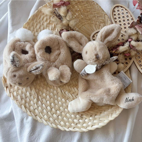 Coffret cadeau personnalisé comprenant un doudou et des chaussons pour bébé « Lapin »