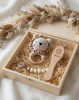 Geschenkeset Erstausstattung Löwe – Erinnerungskiste, Nuggikette, Rassel & Haarbürste