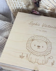 Geschenkeset Erstausstattung Löwe – Erinnerungskiste, Nuggikette, Rassel & Haarbürste